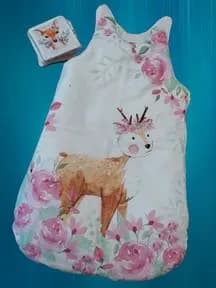 Gigoteuse d'hiver pour bébé "Ma biche", taille 0-6 mois, en coton ouatiné, avec une grande biche imprimée sur le devant, des bretelles fermées par un bouton et une fermeture éclair sur le côté.