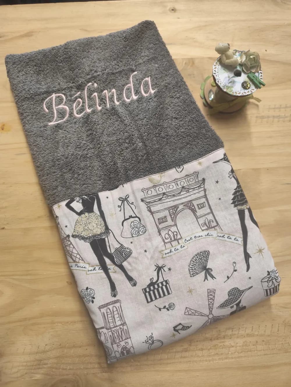 Linge éponge gris brodé du prénom Bélinda, avec bordure imprimée motif parisien