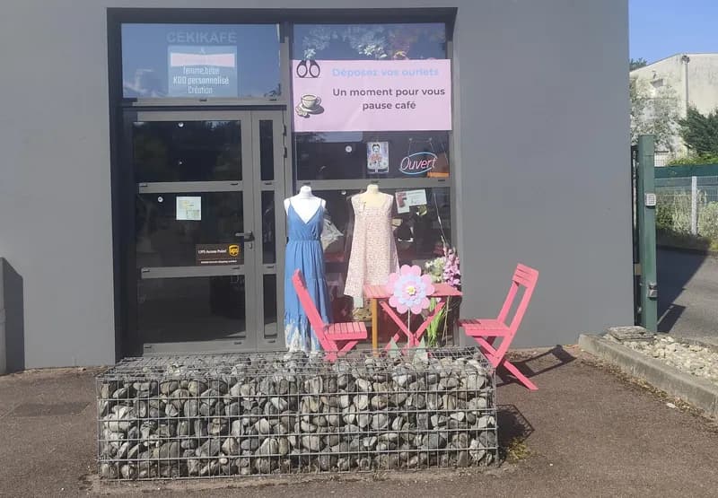 Devanture extérieure de la boutique CÉKIKAFÉ à Montbonnot, avec sa terrasse, des chaises roses et des mannequins habillés en vitrine