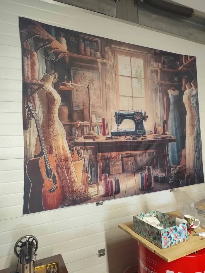 Grande fresque murale représentant un atelier de couture vintage avec machine à coudre, mannequins de couturière et guitares