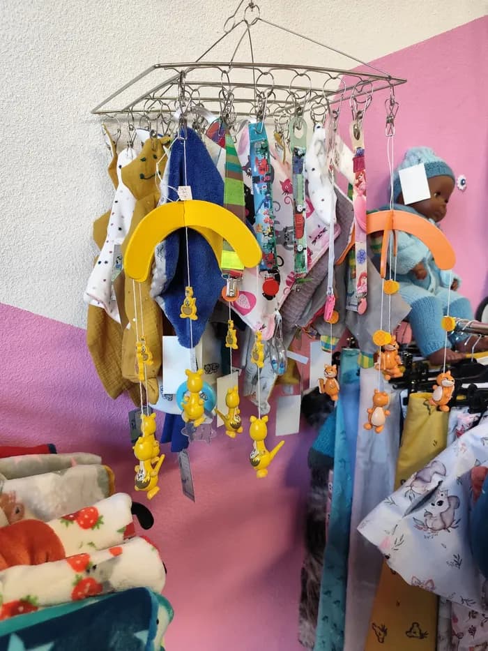 Séchoir suspendu avec bavoirs et lingettes brodés, mobiles en forme de canard jaune et poupée bébé