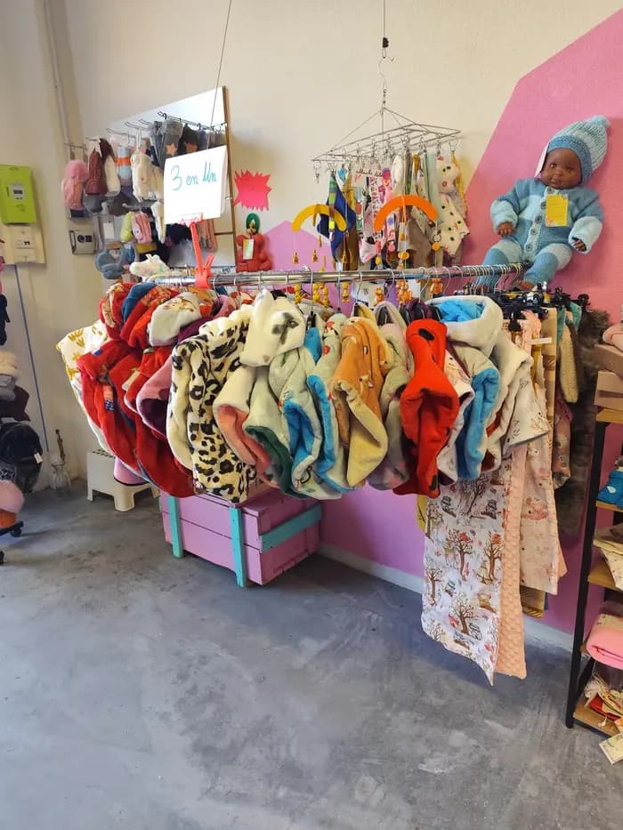 Portant de gigoteuses colorées à motifs animaliers, avec une poupée bébé en pyjama bleu
