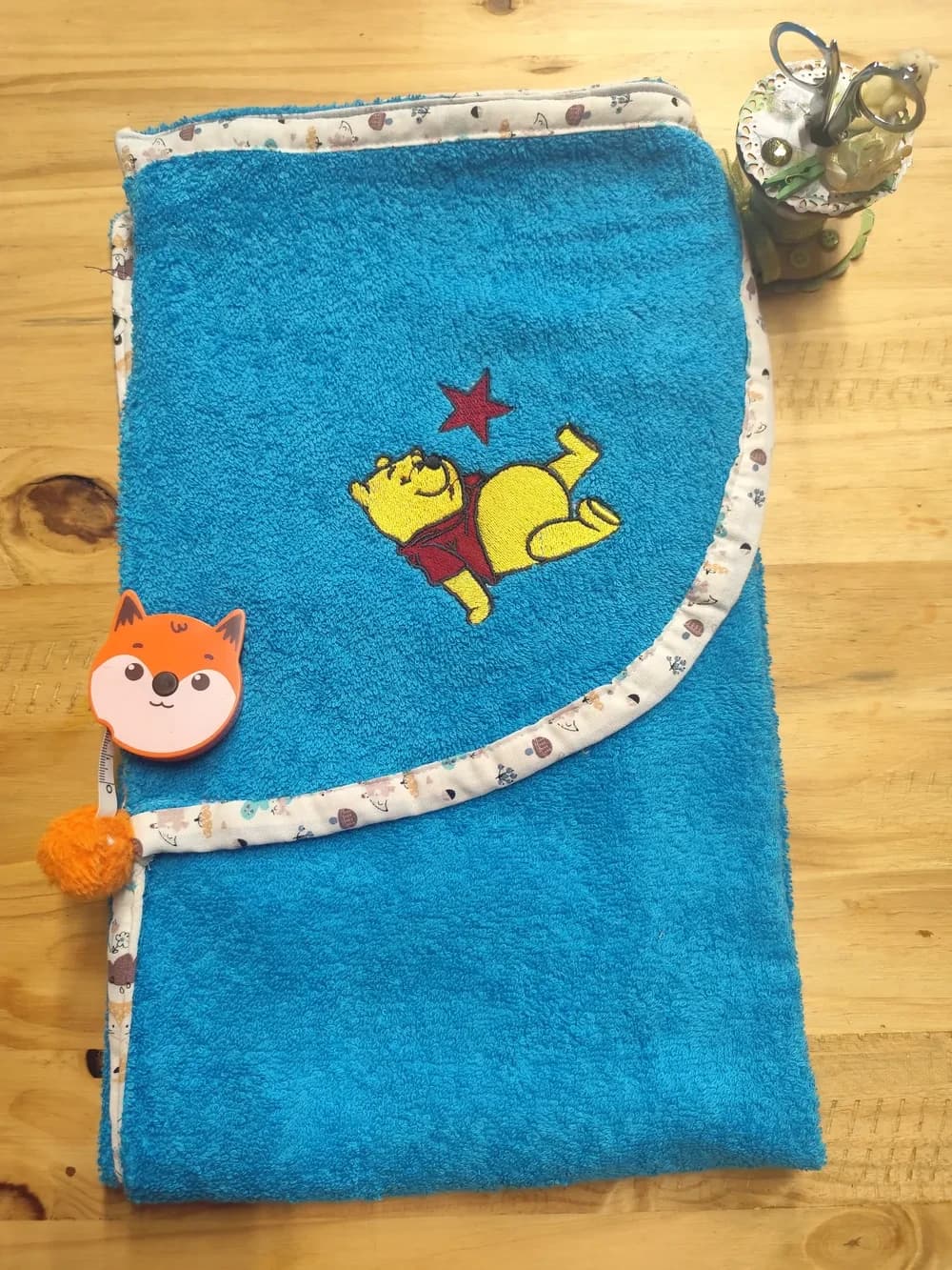 Cape de bain pour bébé en éponge avec capuche, décorée d'une broderie Winnie sur le devant